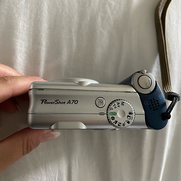 Canon PowerShot A70 - Picture 6 of 7